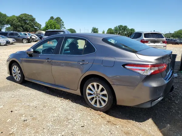 4T1B11HK3JU648844 2018 TOYOTA CAMRY - Image 2