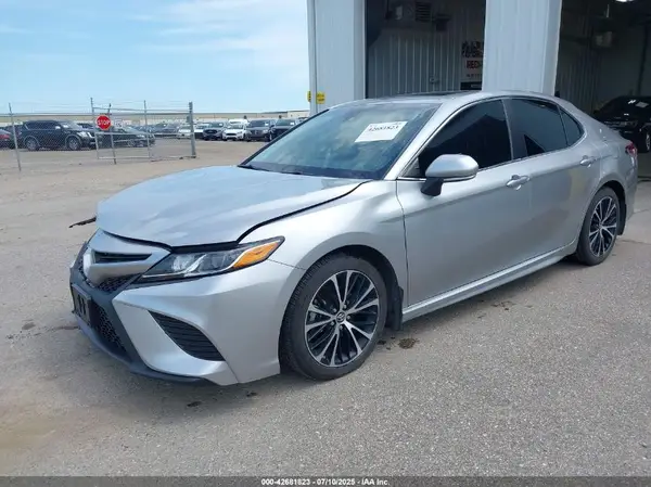 4T1B11HK3JU650383 2018 TOYOTA CAMRY - Image 2