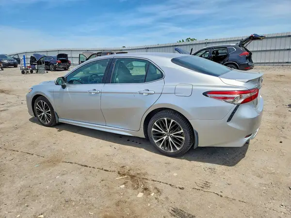4T1B11HK3JU650545 2018 TOYOTA CAMRY - Image 2