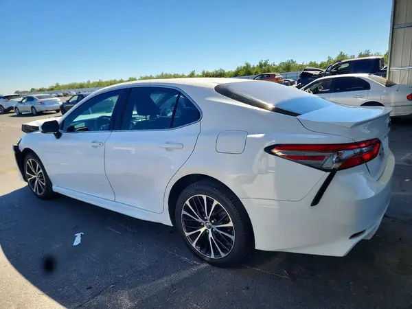 4T1B11HK3JU650867 2018 TOYOTA CAMRY - Image 2
