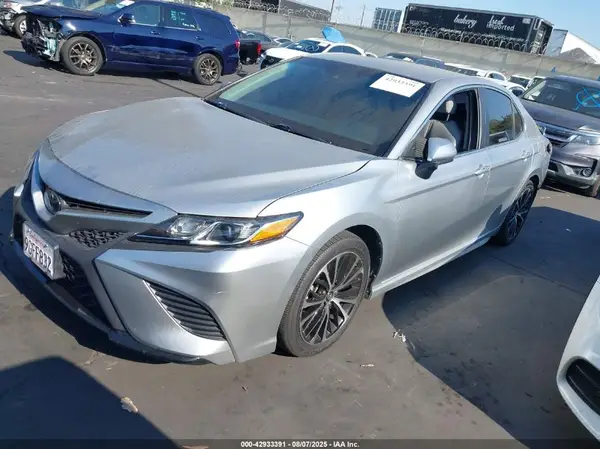 4T1B11HK3JU651677 2018 TOYOTA CAMRY - Image 2