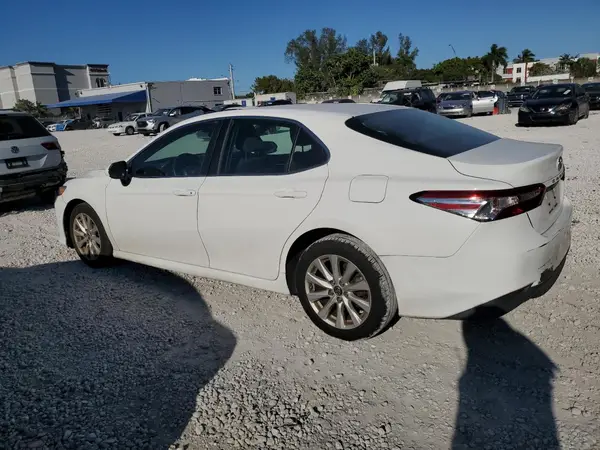 4T1B11HK3JU652943 2018 TOYOTA CAMRY - Image 2