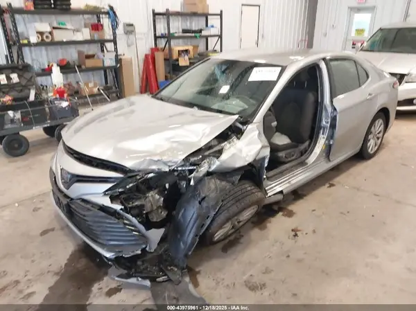 4T1B11HK3JU656166 2018 TOYOTA CAMRY - Image 2