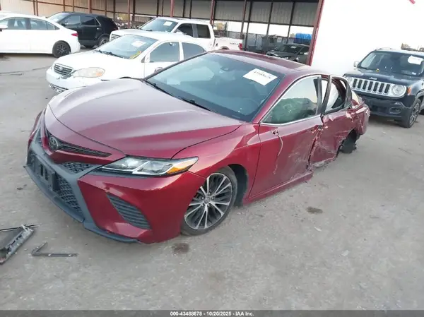 4T1B11HK3JU659228 2018 TOYOTA CAMRY - Image 2