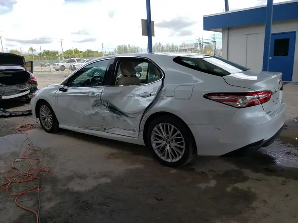 4T1B11HK3JU660198 2018 TOYOTA CAMRY - Image 2