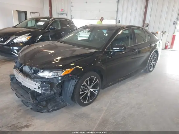 4T1B11HK3JU663571 2018 TOYOTA CAMRY - Image 2