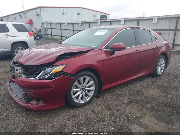 4T1B11HK3JU663585 2018 TOYOTA CAMRY - Image 2
