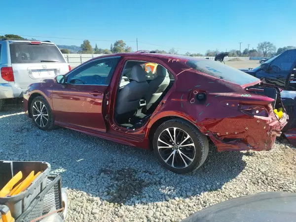 4T1B11HK3JU663909 2018 TOYOTA CAMRY - Image 2