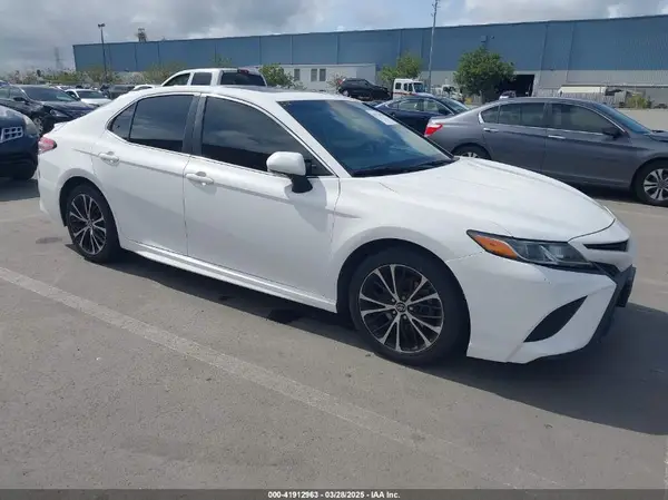 4T1B11HK3JU674425 2018 TOYOTA CAMRY - Image 1