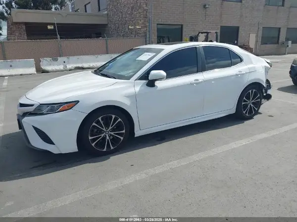 4T1B11HK3JU674425 2018 TOYOTA CAMRY - Image 2