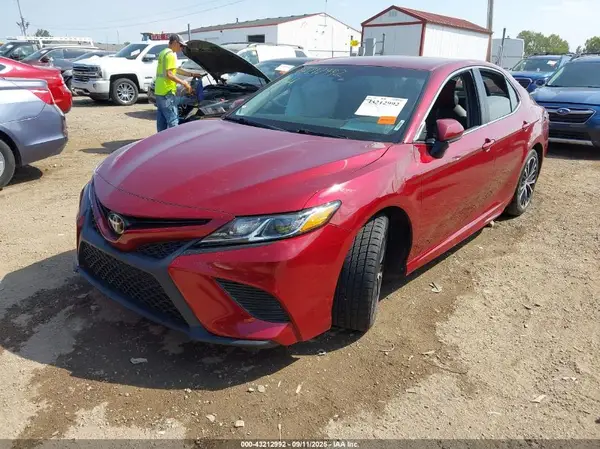 4T1B11HK3JU675915 2018 TOYOTA CAMRY - Image 2