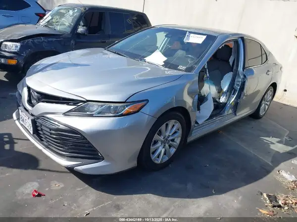 4T1B11HK3KU260143 2019 TOYOTA CAMRY - Image 2
