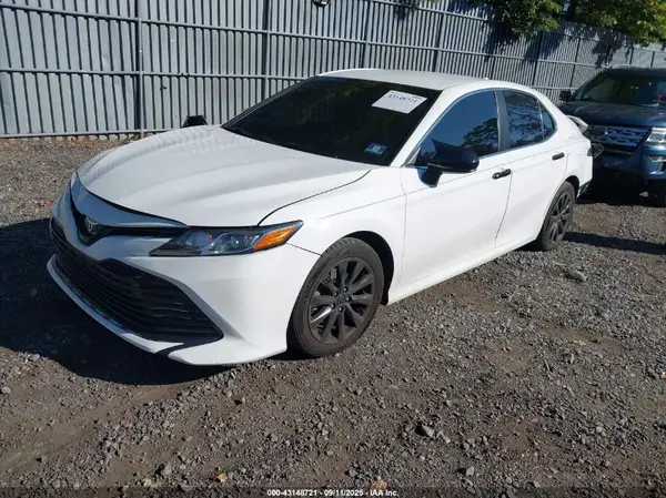 4T1B11HK3KU261244 2019 TOYOTA CAMRY - Image 2