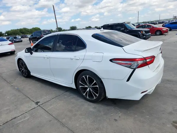 4T1B11HK4JU003006 2018 TOYOTA CAMRY - Image 2