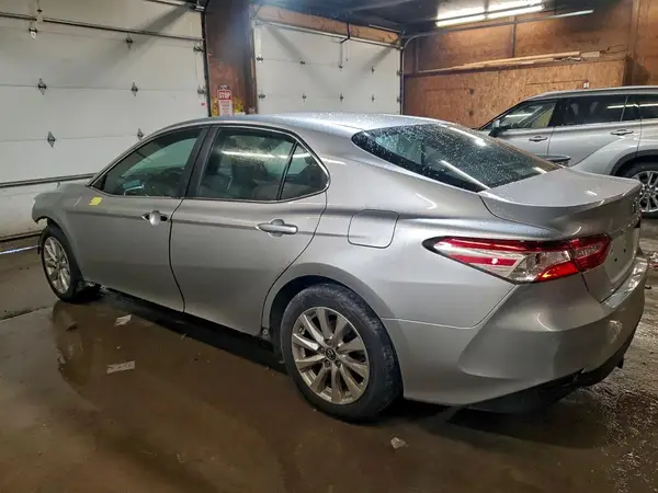 4T1B11HK4JU005161 2018 TOYOTA CAMRY - Image 2