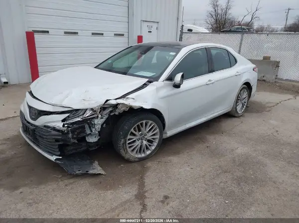 4T1B11HK4JU005886 2018 TOYOTA CAMRY - Image 2