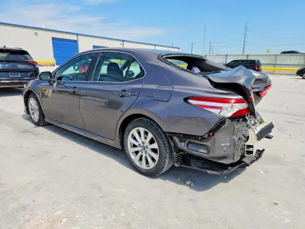 4T1B11HK4JU007587 2018 TOYOTA CAMRY - Image 2