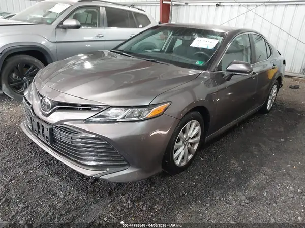 4T1B11HK4JU009808 2018 TOYOTA CAMRY - Image 2