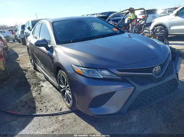 4T1B11HK4JU010327 2018 TOYOTA CAMRY - Image 1