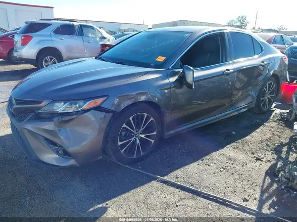 4T1B11HK4JU010327 2018 TOYOTA CAMRY - Image 2