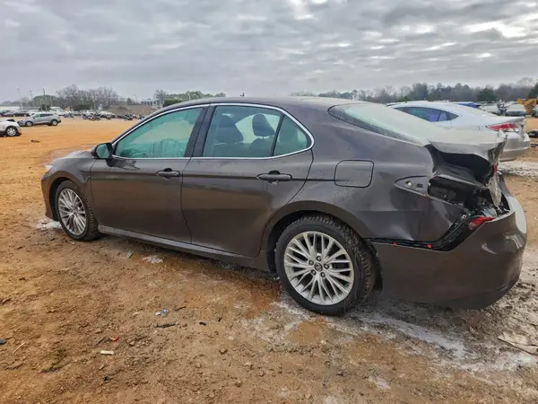 4T1B11HK4JU013082 2018 TOYOTA CAMRY - Image 2