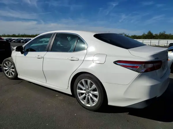 4T1B11HK4JU019142 2018 TOYOTA CAMRY - Image 2