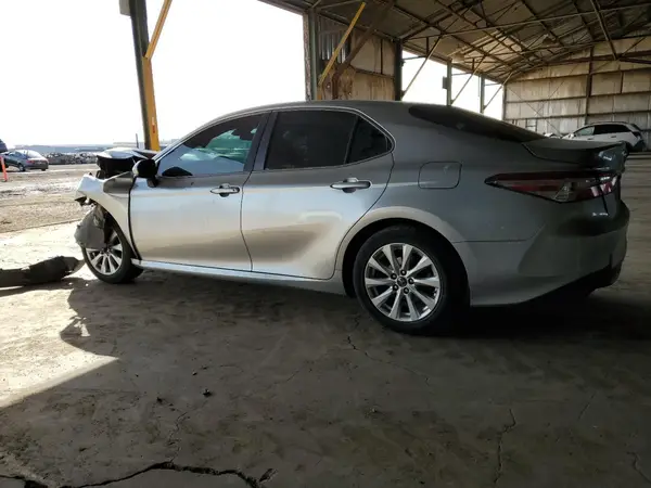4T1B11HK4JU020517 2018 TOYOTA CAMRY - Image 2