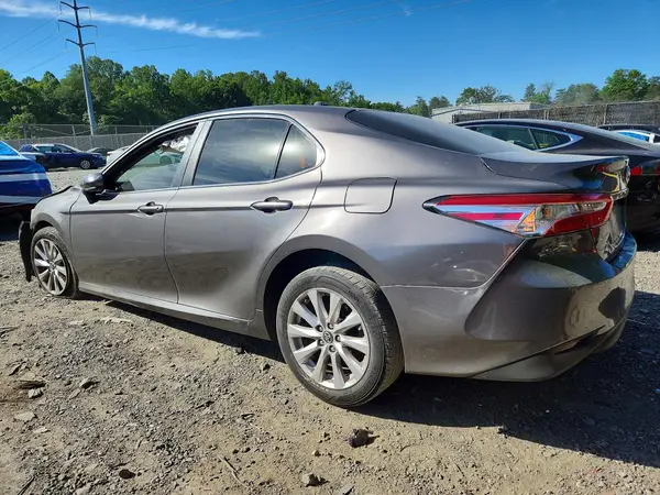 4T1B11HK4JU024325 2018 TOYOTA CAMRY - Image 2