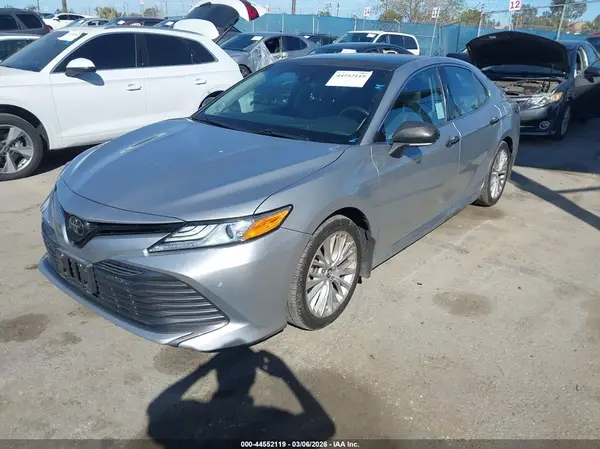 4T1B11HK4JU026902 2018 TOYOTA CAMRY - Image 2