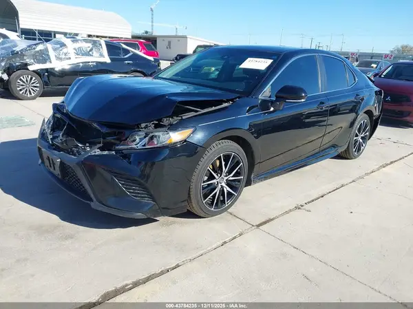 4T1B11HK4JU027645 2018 TOYOTA CAMRY - Image 2
