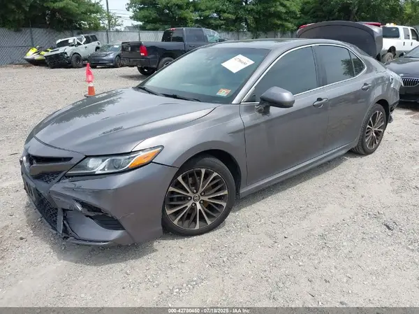 4T1B11HK4JU028052 2018 TOYOTA CAMRY - Image 2