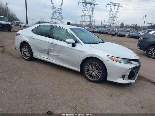 4T1B11HK4JU031890 2018 TOYOTA CAMRY - Image 1
