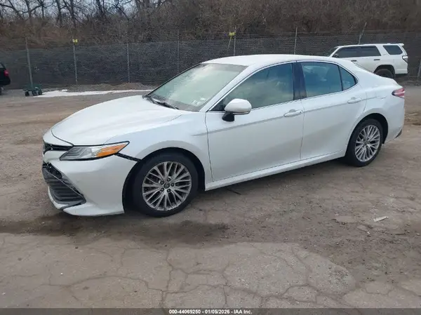 4T1B11HK4JU031890 2018 TOYOTA CAMRY - Image 2