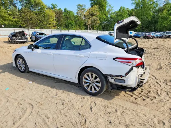 4T1B11HK4JU033140 2018 TOYOTA CAMRY - Image 2