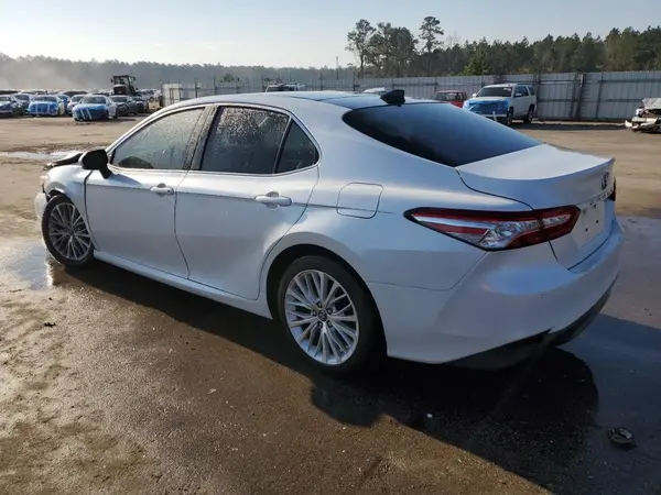 4T1B11HK4JU033364 2018 TOYOTA CAMRY - Image 2