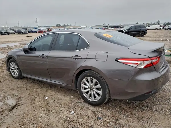 4T1B11HK4JU042999 2018 TOYOTA CAMRY - Image 2