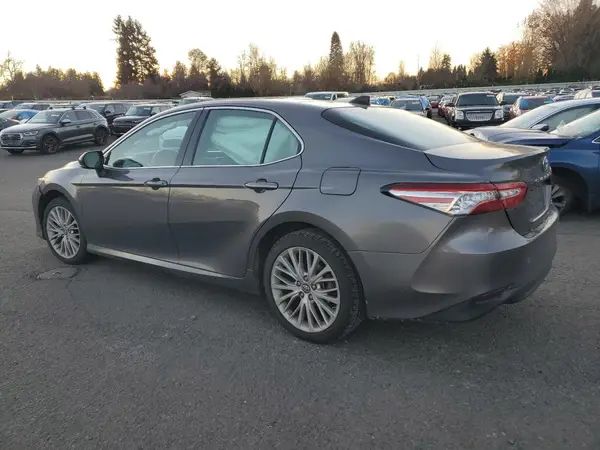 4T1B11HK4JU045093 2018 TOYOTA CAMRY - Image 2