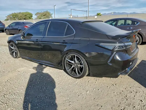 4T1B11HK4JU049242 2018 TOYOTA CAMRY - Image 2