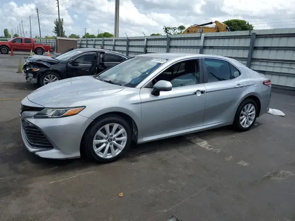 4T1B11HK4JU050326 2018 TOYOTA CAMRY - Image 1