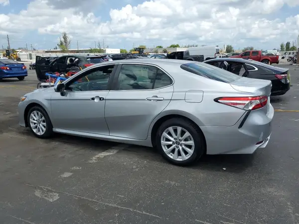 4T1B11HK4JU050326 2018 TOYOTA CAMRY - Image 2