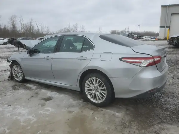 4T1B11HK4JU052044 2018 TOYOTA CAMRY - Image 2