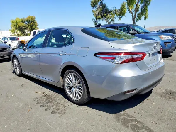 4T1B11HK4JU058474 2018 TOYOTA CAMRY - Image 2