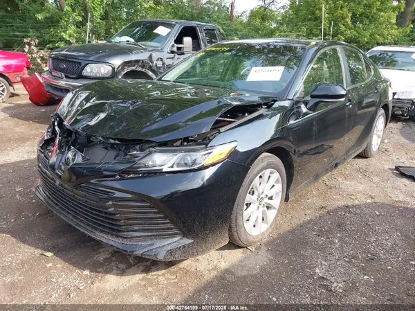 4T1B11HK4JU058569 2018 TOYOTA CAMRY - Image 2