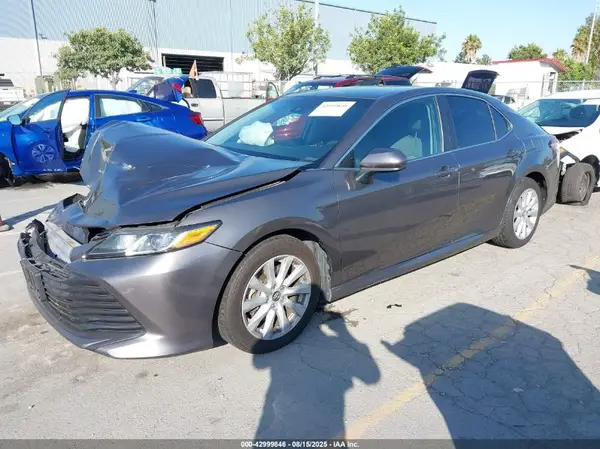 4T1B11HK4JU060709 2018 TOYOTA CAMRY - Image 2
