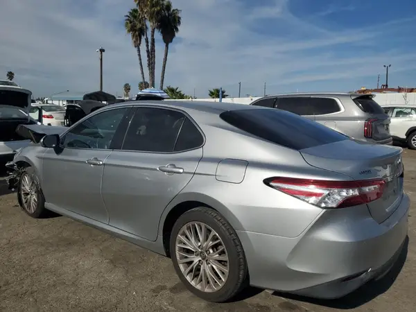 4T1B11HK4JU062623 2018 TOYOTA CAMRY - Image 2