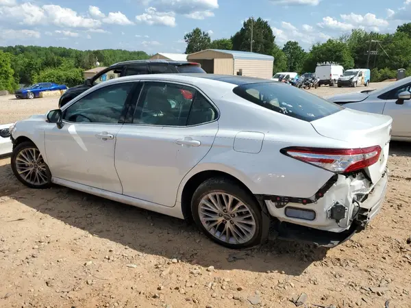 4T1B11HK4JU065747 2018 TOYOTA CAMRY - Image 2