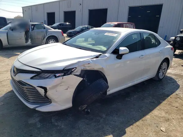 4T1B11HK4JU069054 2018 TOYOTA CAMRY - Image 1