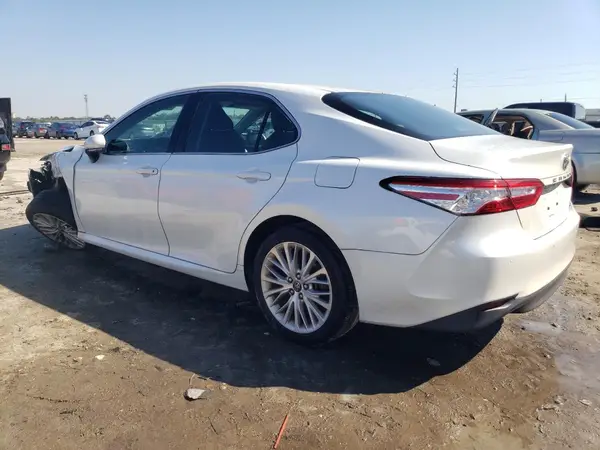 4T1B11HK4JU069054 2018 TOYOTA CAMRY - Image 2