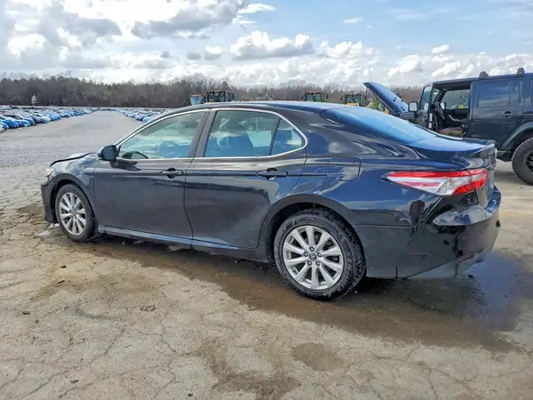 4T1B11HK4JU070348 2018 TOYOTA CAMRY - Image 2