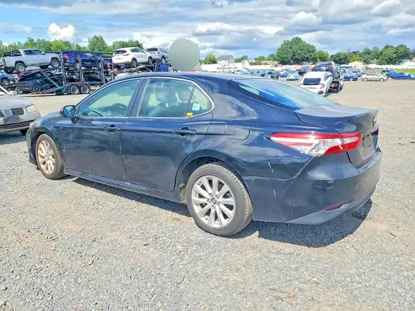4T1B11HK4JU070429 2018 TOYOTA CAMRY - Image 2